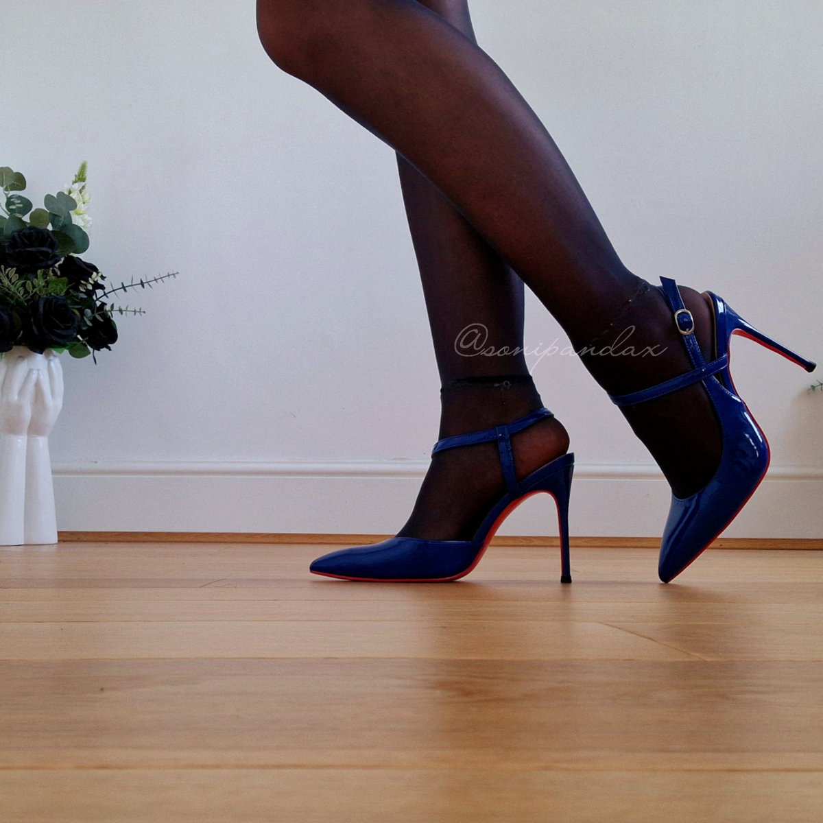 Soni_Pandax's tweet image. 👉🏼Shoes Of The Day:: Vocosi 100mm Slingback Ankle Strap Patent Pumps Review

Paired with @bysonipandax Moonlight Seamless Tights 

🌹10% OFF CODE: Soni10
🌹Brand: Vocosi

▶️youtu.be/pKW9ulnBOks