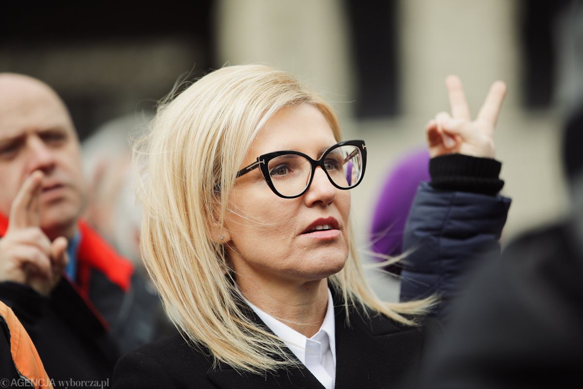 Szanowni Panowie,
Adamie Bodnar i Dariuszu Korneluk 

Czy uniemożliwienie udziału w tak ważnym dzisiejszym posiedzeniu Krajowej Rady Prokuratorów przy Prokuratorze Generalnym prok. Ewie Wrzosek nie jest kolejnym przypadkiem próby zamknięcia jej ust?

Rozumiem, że kluczowym