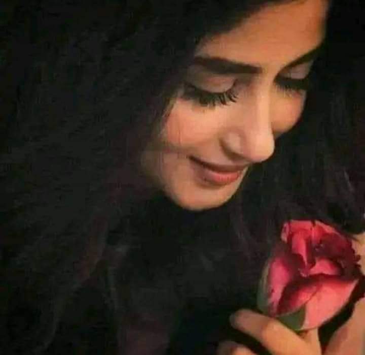 Hibbba_khan's tweet photo. گلابوں کی طرح دل اپنا شبنم میں بھگوتے ہیں
محبت کرنے والے خوبصورت لوگ ہوتے ہیں

کسی نے جس طرح اپنے ستاروں کو سجایا ہے
غزل کے ریشمی دھاگوں میں یوں موتی پروتے ہیں

پرانے موسموں کے نام نامی مٹتے جات�� ہیں
کہیں پانی کہیں شبنم کہیں آنسو سے دھوتے ہیں

یہی انداز ہے میرا سمندر فتح کرنے کا
مری کاغذ کی کشتی میں کئی جگنو بھی ہوتے ہیں

سنا ہے بدرؔ صاحب محفلوں کی جان ہوتے تھے
بہت دن سے وہ پتھر ہیں نہ ہنستے ہیں نہ روتے ہیں