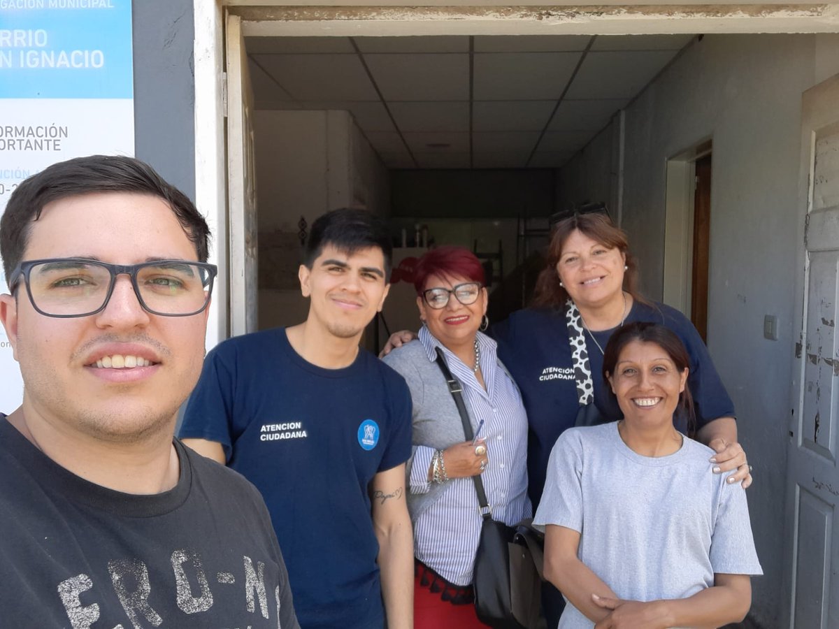 MariaaAlbornozz's tweet photo. Seguimos acompañando la entrega del Programa Descentralizado a nuestros vecinos.😊
También se hizo La entrega de Semillas✅️
@jaimemendezh 
@NigroFrancisco 
@SabiiiLop https://t.co/Kttyyf71gp