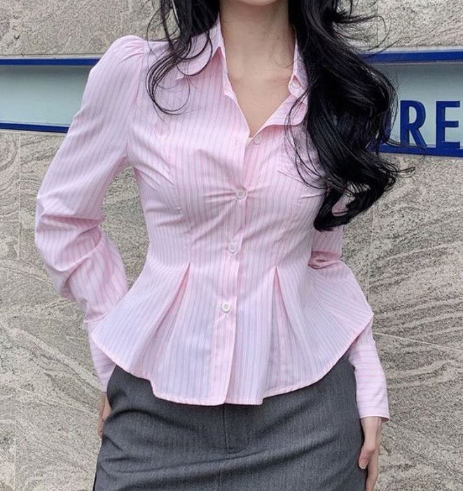 jacfkpot's tweet photo. naksir banget sama kemeja dua ini, model nya slim fit. cocok buat hangout bikin look keliatan girly 🎀🥹🤏 https://t.co/zACVcZBCj6