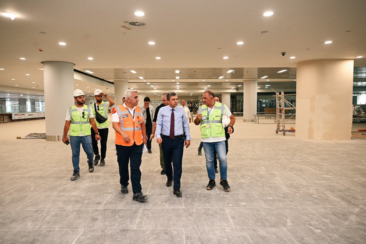 AntalyaValilik's tweet photo. Devlet Hava Meydanları İşletmesi (DHMİ) Antalya Havalimanı Başmüdürlüğünü ziyaret ederek çalışmaları hakkında bilgi alan Valimiz @hulusisahin61, 
Havalimanı Genişleme Projesi kapsamında inşa edilen ve 2025 yılında tamamlanması planlanan 2’inci terminal binasında yürütülen çalışmaları yerinde inceledi.