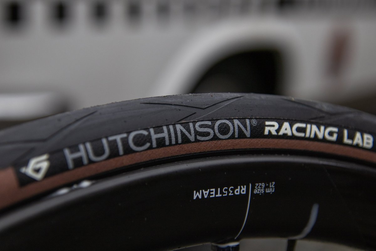 Que ce soit en circuit urbain, sur les pavés belges ou dans les descentes de cols de montagne les plus sinueuses, nous avons posé nos pneus sur des routes très variées durant cette saison 2024 avec Hutchinson Cycling🙌

#WeAreOne #Blackbird #racinglab #RideYourOwnStory