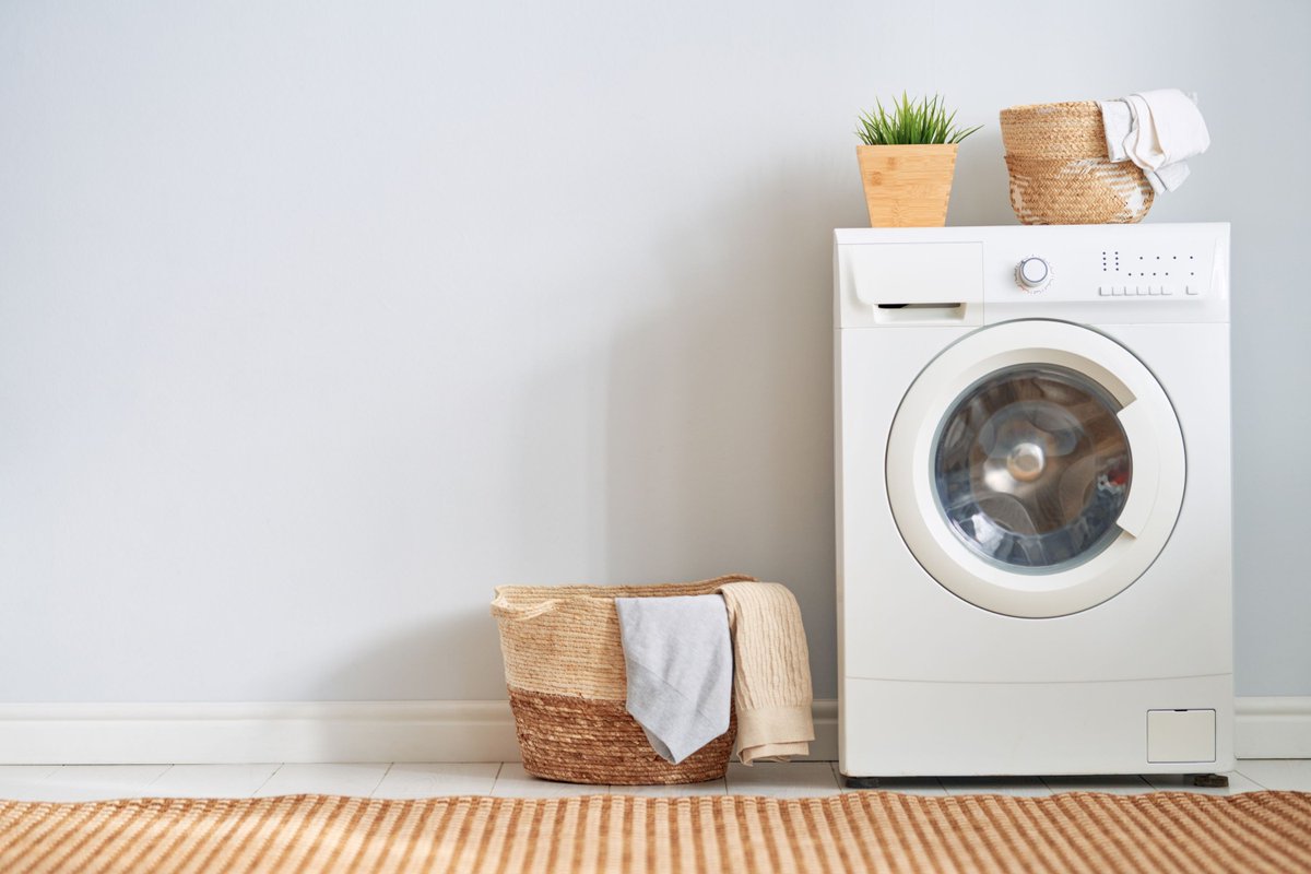 Wist je dat je flink kunt besparen met energiezuinige apparaten? 
Vervang oude grootverbruikers en gebruik apparaten slim, zoals de wasmachine alleen bij een volle trommel. Meer tips? 👉 duurzaambouwloket.nl/nieuws/zo-besp…
#Energiebesparing #DuurzaamWonen #ZuinigeApparaten #Energietips