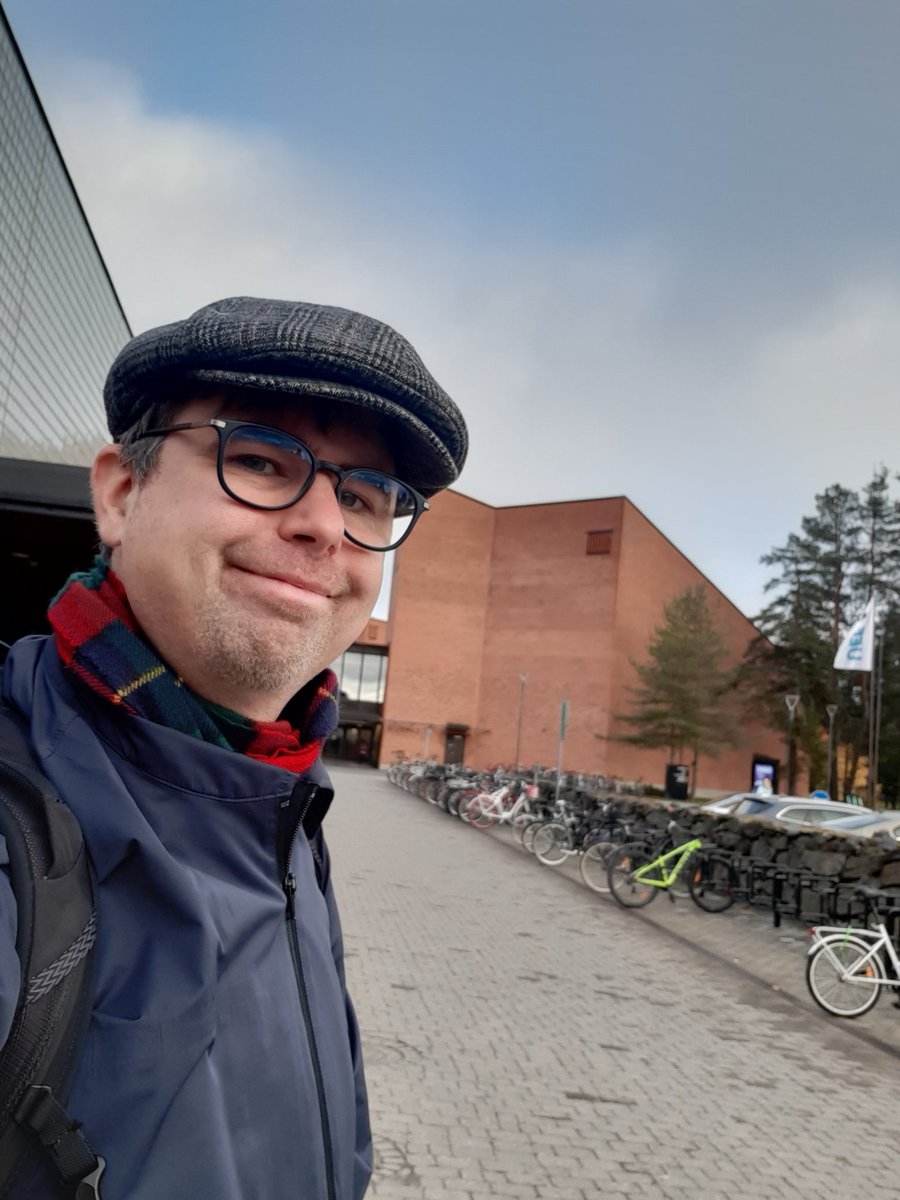 ee_carver's tweet photo. Joensuun kampuksella kaunis ruska 🧡💛💚. Opetan tänäkin syksynä uraohjauksen johdantokurssia englanniksi @UniEastFinland'n vaihto-opiskelijoille. Hieno kansainvälinen porukka taas koolla 😊. #uraohjaus #ohjaus https://t.co/pVrSo6Vthc