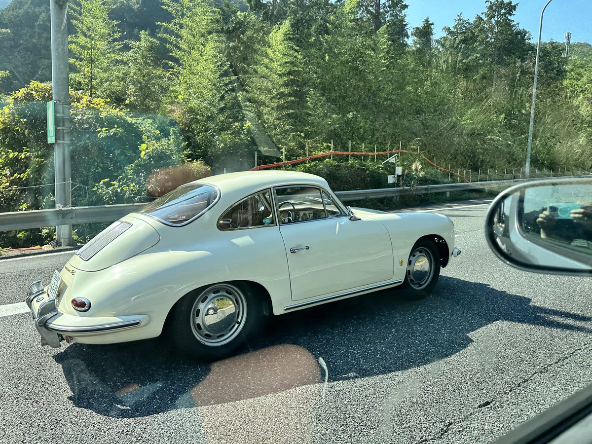 Always amazed by what I see on a Japanese highway. Anyone recognize the make?