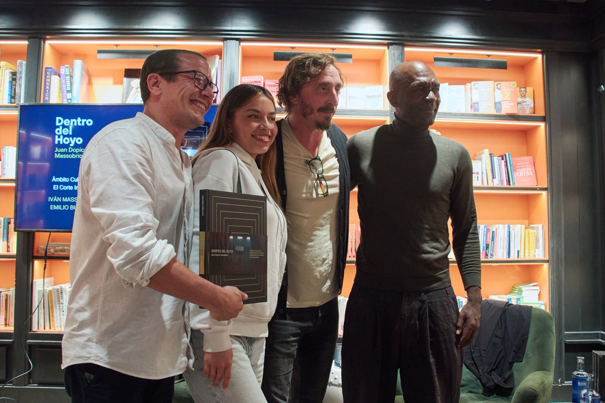 Gracias a Iván Massagué y a Emilio Buale por presentar conmigo "Dentro del Hoyo" en El Corte Inglés de Castellana. Por fin conocí en persona a David García Pereda, chef bilbaíno con 2 estrellas Michelin autor de la mayoría de recetas que inician cada capítulo del libro.
#ElHoyo