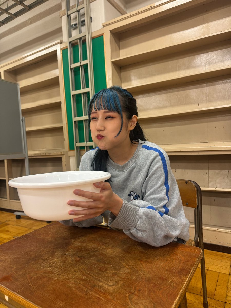 drumkannomatsu's tweet photo. 「笑ってはいけない人」

#地味ハロウィン
#地味ハロウィン2024
#コーナー #牛乳含んでる
#つぼみ大革命 https://t.co/3I7OKeAhhX