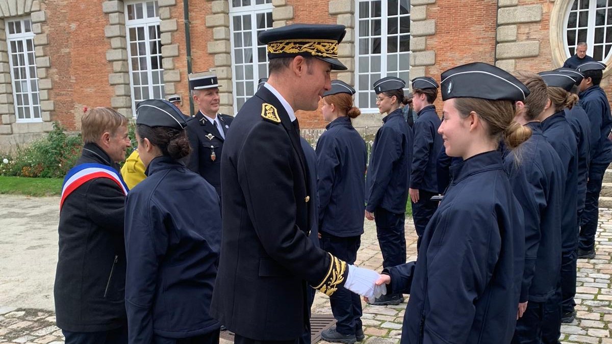 #gendarmerie | [1/4] 🇫🇷 Samedi, Yohan Blondel, secrétaire général de la préfecture et sous-préfet d'Alençon, participait à la cérémonie de remise de calots de la 5e promotion des cadets de la gendarmerie de l'Orne.