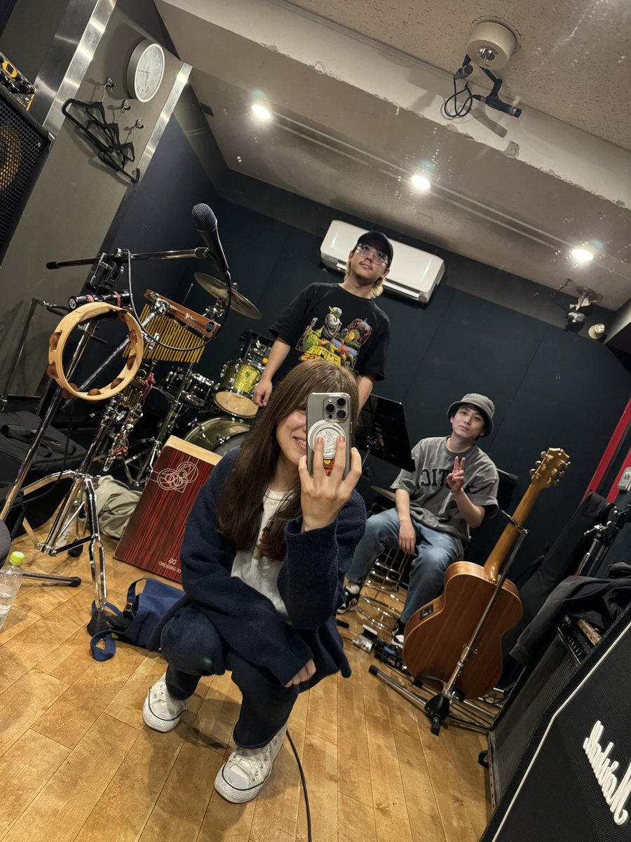 flowersm616's tweet photo. 3人でリハでした！
めっちゃつまんなそうな顔してるけど
楽しくやりました！！本当です！！大汗

🗓️10/26(土・夜)
～FAMILY 5th anniversary～
ナルセユウキ企画　「この夜が明けてしまう前に」
17:30open/18:00start
TICKET:3000円(D別)
出演:ナルセユウキ/たけちん/カナダマサカズ

来てね！！ https://t.co/vYdtdnWNhM