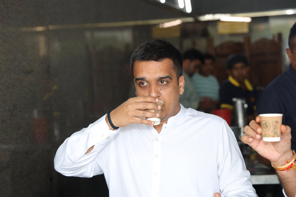 sanghaviharsh's tweet photo. ભાવનગર તરફ પ્રયાણ ��રી રહ્યો છું ત્યારે સાથી મિત્રો ધારાસભ્ય શ્રી કૌશિક વેકરિયા, ધારાસભ્ય શ્રી જનકભાઈ તળાવીયા અને શ્રી ધવલ દવે સાથે રસ્તામાં સૌરાષ્ટ્રના પ્રખ્યાત ગાંઠિયા - ફાફડા અને જલેબીનો જલસો કર્યો.

આજના સ્વાદ - જલસાની જય હો ! https://t.co/X0gFdJ5VEG