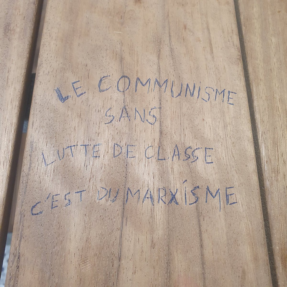 Écrit sur une table du hall B :
"LE COMMUNISME SANS LUTTE DE CLASSE C'EST DU MARXISME"