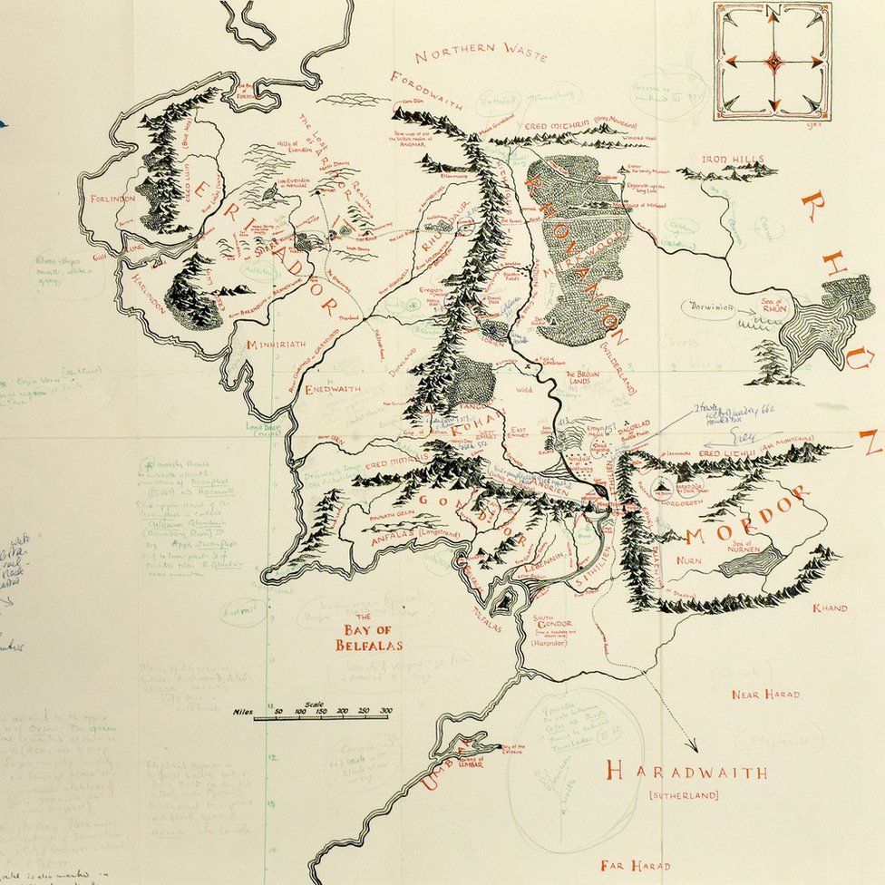 Pequeño hilo con los mapas dibujados por John Ronald Reuel Tolkien y su hijo Christopher para El Señor de los Anillos, El Hobbit y El Silmarillion. Los mapas y la información sobre los mismos proviene del Tolkien Estate.