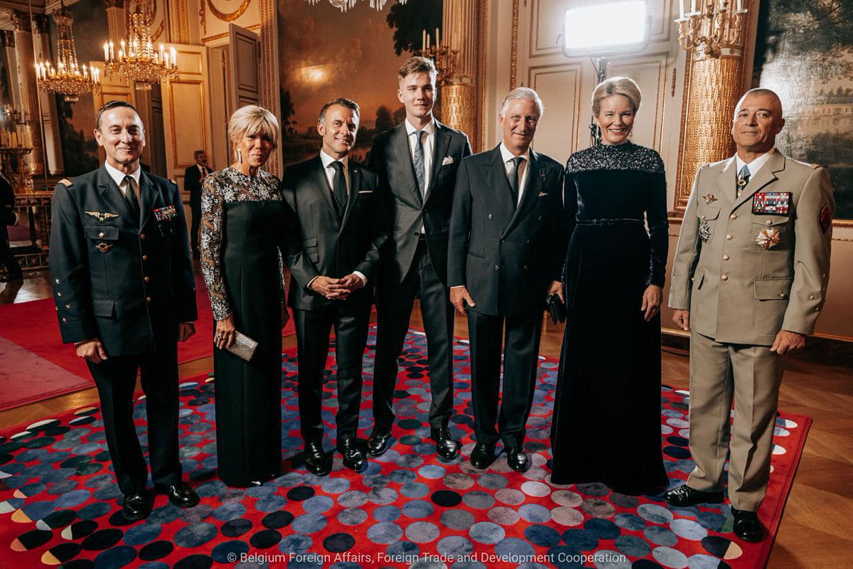 rwthofficial's tweet photo. 🇧🇪🇫🇷
กษัตริย์ฟิลิปป์ และควีนมาธิลด์แห่งเบลเยียม พร้อมด้วยเจ้าฟ้าชายกาเบรียล ทรงร่วมพิธีถวายเลี้ยงพระกระยาหารค่ำ ซึ่งปธน.เอ็มมานูเอล มาครงแห่ง #ฝรั่งเศส และภริยา จัดถวายในฐานะพระราชอาคันตุกะ ณ พระราชวังเอลิเซ่ #ปารีส
📸 Belga #RoiPhilippe #ReineMathilde #Belgique #België https://t.co/a08yBvYrku
