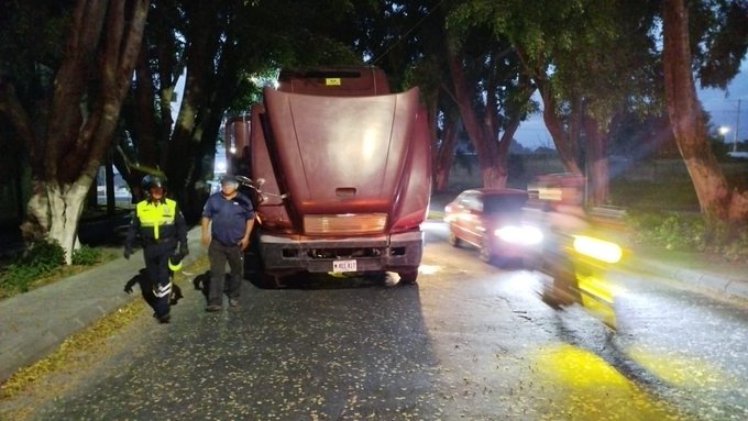 Noti7Guatemala's tweet photo. @PMT_VILLANUEVA informa:
1. Un camión averiado en el #Amate #Bárcena.
2. tráiler con desperfectos mecánicos en la ruta mercado Concepción hacia #Reformadores.
3. Bus averiado en la salida de prados de #VillaHermosa obstaculizando un carril hacia #CiudadReal. https://t.co/XfuUzMjkw1