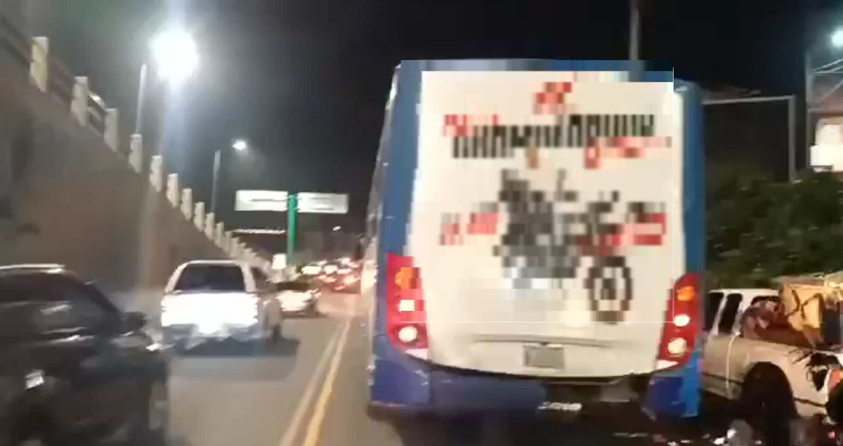 Noti7Guatemala's tweet photo. @PMT_VILLANUEVA informa:
1. Un camión averiado en el #Amate #Bárcena.
2. tráiler con desperfectos mecánicos en la ruta mercado Concepción hacia #Reformadores.
3. Bus averiado en la salida de prados de #VillaHermosa obstaculizando un carril hacia #CiudadReal. https://t.co/XfuUzMjkw1
