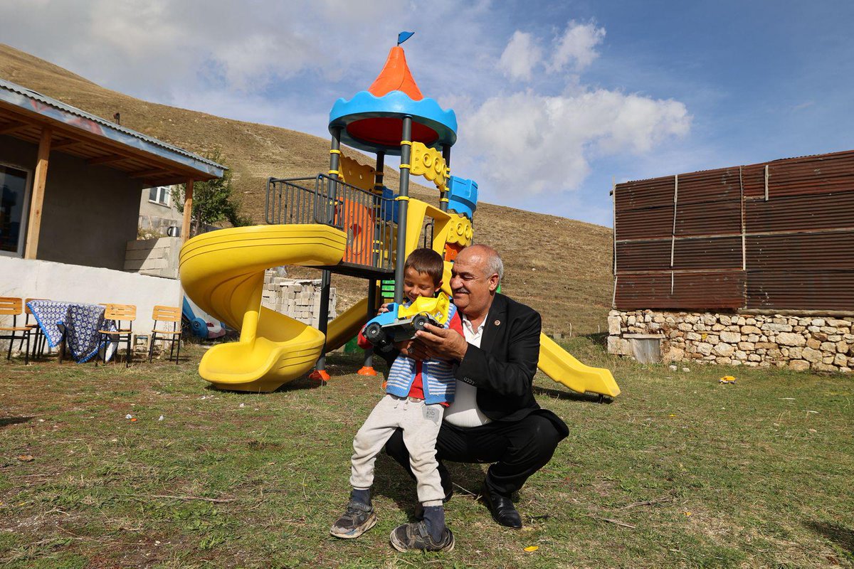 Emrullahakpunar's tweet photo. Küçük Mahir’e verdiğimiz park sözünü tuttuk. 

Özel bakıma ihtiyaç duyduğu için köyündeki çocuk parkına gidemeyen yavrumuza evinin bahçesinde park kurduk. 
 
İlaveten Mahir ve kimsesiz olan ailesi, bu saatten sonra bizim için emanet… https://t.co/hBuGDGibQx