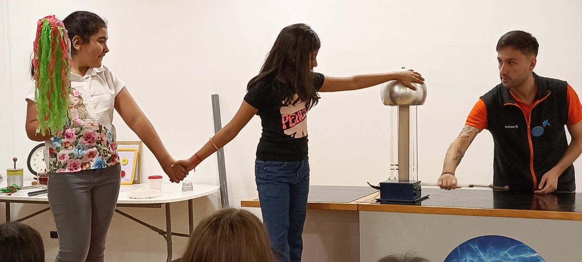 escolaelshorts's tweet photo. Aprenem sobre #electricitatestatica al #Cosmocaixa . Quins materials són conductors? La humitat afecta?
#experimentacio
#descoberta
#electrons
#protons
#6ePrimaria https://t.co/79UcL2vOLQ