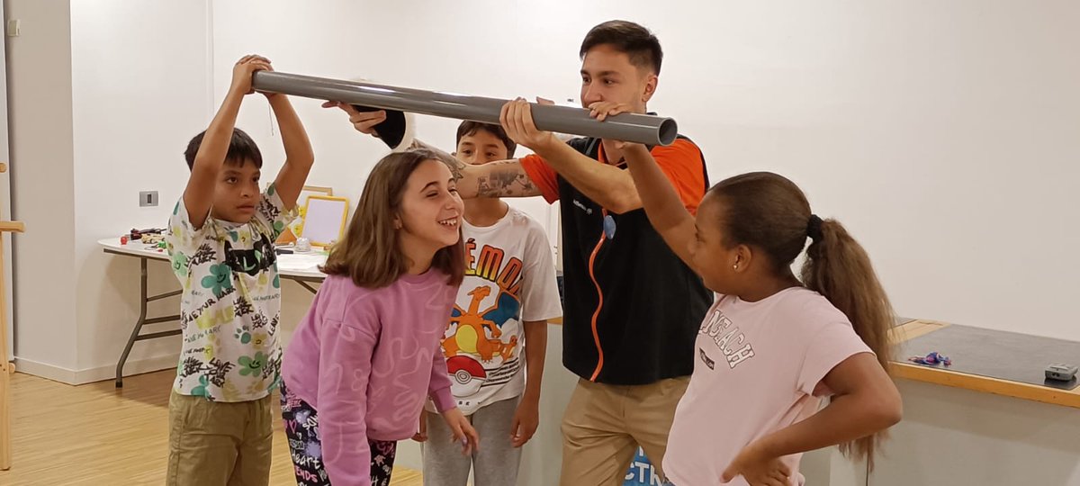 escolaelshorts's tweet photo. Aprenem sobre #electricitatestatica al #Cosmocaixa . Quins materials són conductors? La humitat afecta?
#experimentacio
#descoberta
#electrons
#protons
#6ePrimaria https://t.co/79UcL2vOLQ