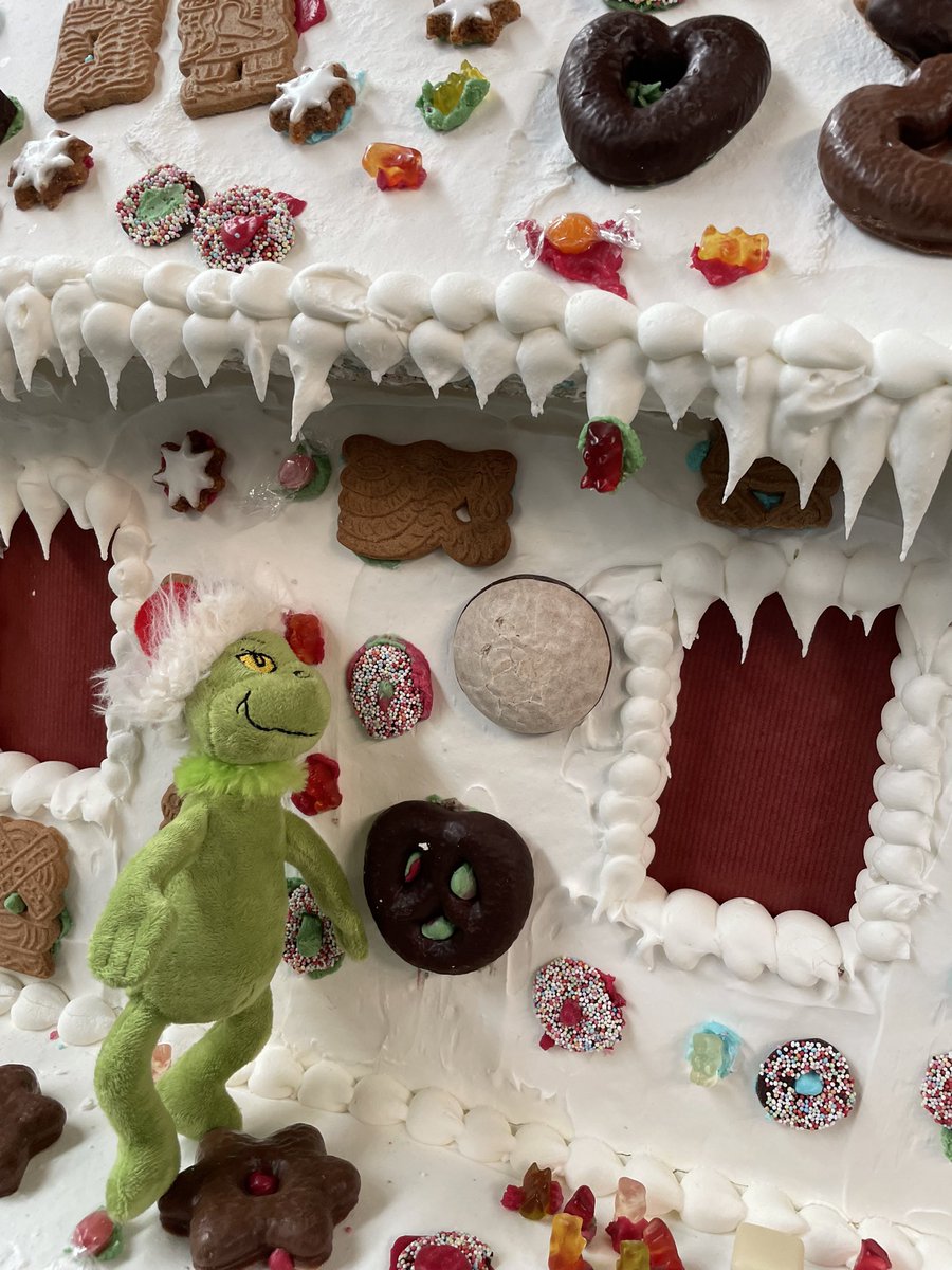 GrinchgoesInfa's tweet photo. Ich habe gerade mit paar Rotzbengeln ein Lebkuchenhaus geschmückt. Sie hatten zwar klebrige Hände, aber sie sind mir alle ans Herz gewachsen. #AktionKindertraum lässt Träume wahr werden! @annika_schach Danke dass ihr so eine tolle Wohltätigkeitsaktion ermöglicht!!🎄❤️ https://t.co/6ej3OPKuiw