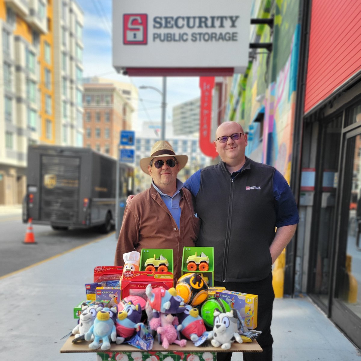 SPStorage's tweet image. Shoutout to Monte, our 17-year SPS San Francisco customer, for always being the first to donate to Toys for Tots! Your kindness helps make the holidays brighter for kids. Let’s keep the generosity going! ❤️✨ #SecurityPublicStorage #SanFrancisco