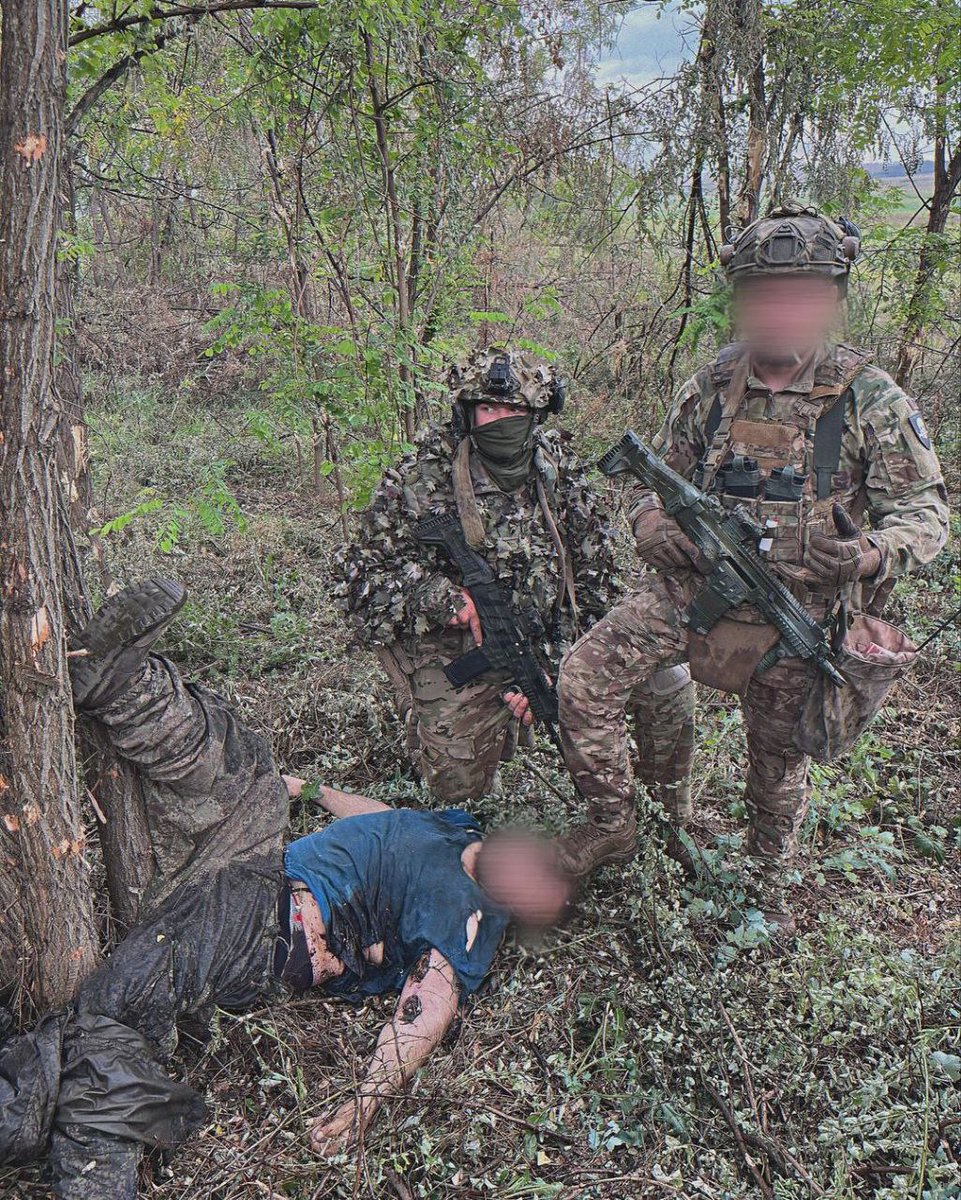 nightvisionUA's tweet photo. Бійці тактичної групи «Реванш» у складі ГУР МО України поряд із російським гімнастом.

Soldiers of the «Revansh» unit as part of the GUR of the Ministry of Defense of Ukraine next to a russian gymnast. https://t.co/Rb9pE4JVAc