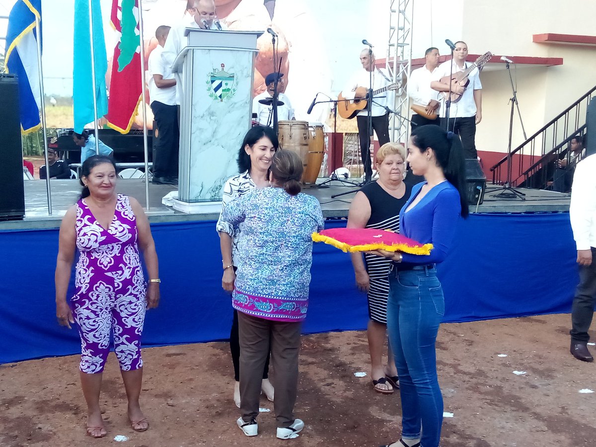PedroDisbel's tweet photo. Celebra el municipio #GuiraDeMelena, en la CPA NICETO PÉREZ, el acto nacional por el día de la Mujer Rural y el día de la Alimentación. #ArtemisaJuntosSomosMas #Artemisa https://t.co/8kPXvjlgqh