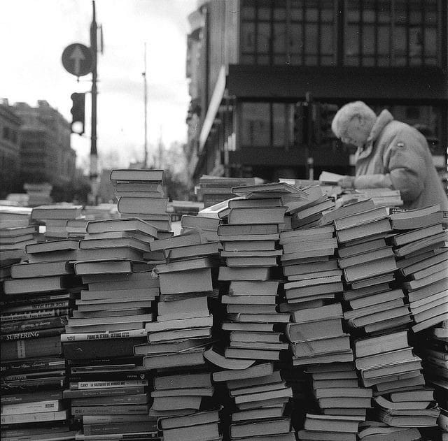 literlandweb1's tweet photo. Existe un "síndrome" que todo lector ha sentido alguna vez al abordar un libro: pensar que que ha sido escrito para uno mismo. La identificación es plena, la historia se proyecta sobre nuestra vida. Realidad y ficción se solapan. ¿Qué libro has creído que lo escribieron para ti? https://t.co/NZmj5PWSQB