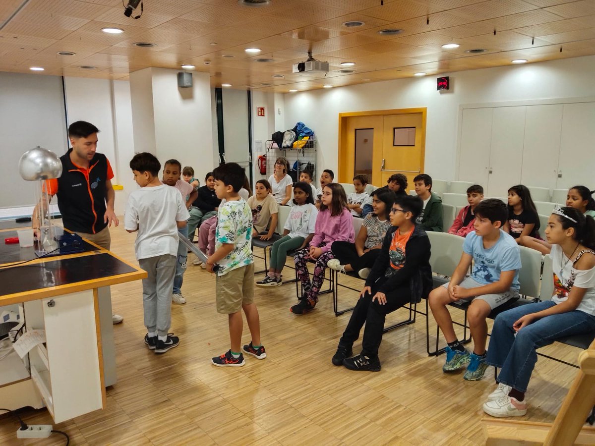 escolaelshorts's tweet photo. Aprenem sobre #electricitatestatica al #Cosmocaixa . Quins materials són conductors? La humitat afecta?
#experimentacio
#descoberta
#electrons
#protons
#6ePrimaria https://t.co/79UcL2vOLQ