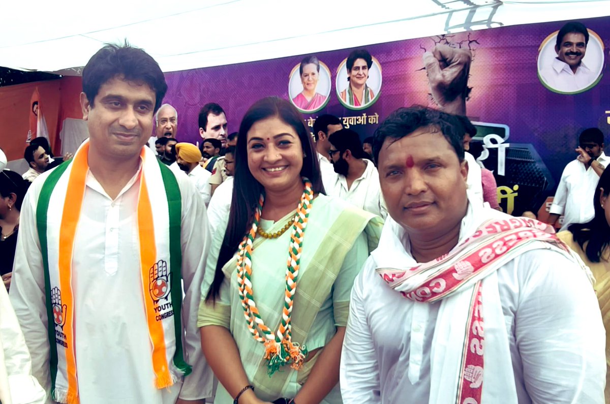 MahilaCongress's tweet photo. आज महिला कांग्रेस राष्ट्रीय अध्यक्ष @LambaAlka जी ने भाजपा राज में बढ़ती बेरोजगारी और नशे के खिलाफ भारतीय युवा कांग्रेस के राष्ट्रव्यापी आंदोलन 'नौकरी दो, नशा नहीं' में हिस्सा लिया।

भाजपा राज में देश का भविष्य खतरे में है, आज रिकार्ड बेरोजगारी से जूझ रहे युवाओं को नशे की लत में धकेला जा रहा है।

इस अवसर पर देश के युवाओं से @IYC अध्यक्ष @UdayBhanuIYC के नेतृत्व में इस महाआंदोलन में हिस्सा बनने की अपील की।