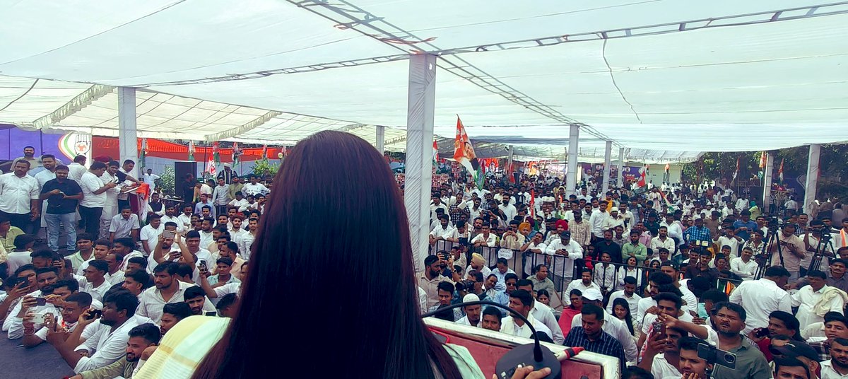 MahilaCongress's tweet photo. आज महिला कांग्रेस राष्ट्रीय अध्यक्ष @LambaAlka जी ने भाजपा राज में बढ़ती बेरोजगारी और नशे के खिलाफ भारतीय युवा कांग्रेस के राष्ट्रव्यापी आंदोलन 'नौकरी दो, नशा नहीं' में हिस्सा लिया।

भाजपा राज में देश का भविष्य खतरे में है, आज रिकार्ड बेरोजगारी से जूझ रहे युवाओं को नशे की लत में धकेला जा रहा है।

इस अवसर पर देश के युवाओं से @IYC अध्यक्ष @UdayBhanuIYC के नेतृत्व में इस महाआंदोलन में हिस्सा बनने की अपील की।
