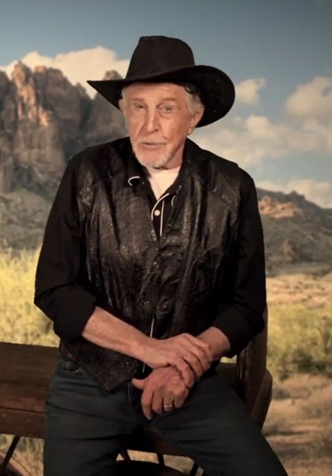 TalkingPicsTV's tweet photo. Time to SADDLE UP! at 3pm with #JamesStephens as he presents FRONTIER GUN (1948) with #JohnAgar #BartonMacLane followed with a premiere episode of THE LIFE AND LEGEND OF WYATT EARP (1955). See you at the ranch partner! #TPTVsubtitles https://t.co/52Ihlb7uo0