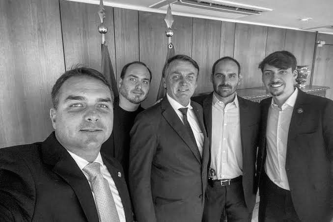pedrorousseff's tweet photo. A família Bolsonaro RECEBERÁ, a partir de 2025, cerca R$ 213 MIL mensais em salários e mais R$ 58 MIL em aposentadorias, R$ 271 MIL no total, pagos integralmente com DINHEIRO PÚBLICO. 

Uai, não era a “FAMÍLIA ANTISSISTEMA”? 🤔🤔 https://t.co/v9wrQdaLFh