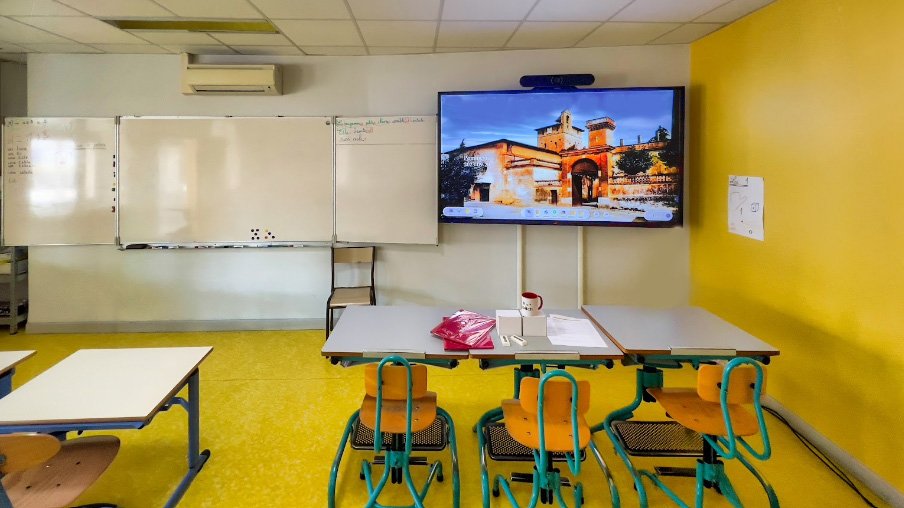 ecraninteractif's tweet photo. Place à un véritable support d’#apprentissage actif avec l'#EcranInteractif ✅️
Cet outil #numérique incite les #élèves à participer &amp; à échanger qu'il s'agisse :
- de sélectionner une réponse sur l'écran tactile
- ou de faire un exposé improvisé

https://t.co/4rDIK7Bm57
 #école https://t.co/zqksBROPEx