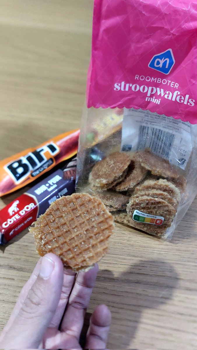 jyeypc's tweet image. When the boss arrived and brought some 🇧🇪🇳🇱 deli to the office. Yum! 😋 I'll definitely buy more stroopwafels when it's my turn to travel again. ✈️ #BelgiëXNederland #SweetToothProblems #EngSherep 😅