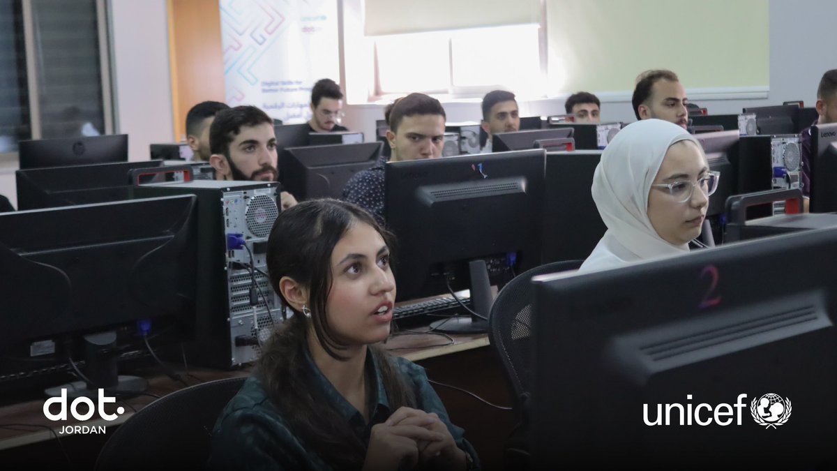 لقطات من آخر يوم تدريب لبرنامج بناء المواقع الإلكترونية التجارية لطلاب جامعة البلقاء التطبيقية – السلط 🎓💻. ٢١ شاب/ة اتموا التدريب بنجاح، حيث اكتسبوا الشباب مجموعة من المهارات الرقمية 🚀✨ هذا التدريب نُفذ ضمن برنامج المهارات الرقمية لمستقبلٍ أفضل المدعوم من اليونيسف.