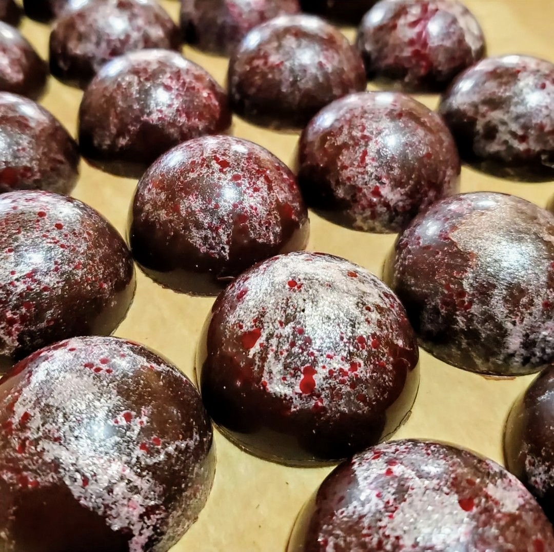 meetchoc's tweet photo. This holiday season will be a little more challenging than previous years
There are only 3 weeks btn Thanksgiving &amp; Christmas this year rather than 4 or 5. Because of that, the number of production &amp; shipping days is shorter.
We will resume shipping for the season on Mon Nov 18 https://t.co/920NNK2L4c