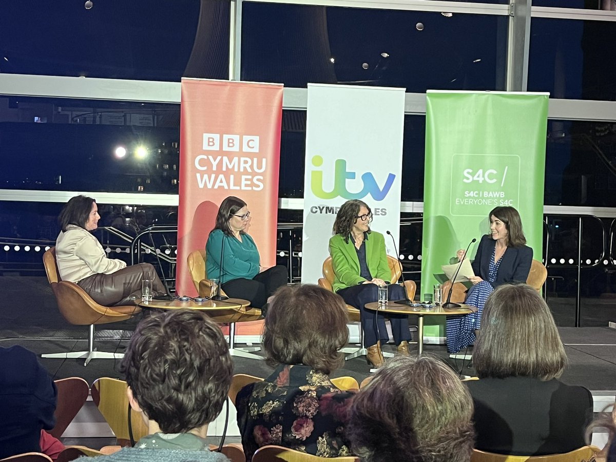 Diolch i’r menywod ysbrydoledig yn y Senedd neithiwr am rannu eu profiadau a’u harbennigedd yn y byd darlledu gwleidyddol. 

Diolch i’r holl fenywod gytunodd i gyfweliadau gyda ein myfyrwyr a helpu darlledwyr y dyfodol fagu sgiliau a hyder ar gyfer eu gyrfaon nhw.

Diolch!