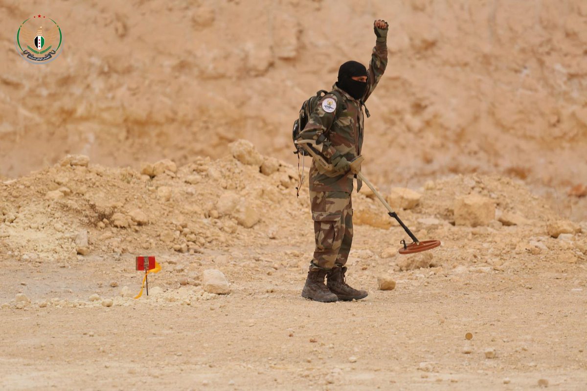 MfDefen's tweet photo. تدريبات تخصّصية يتلقاها مقاتلو وحدة الهندسة في الفرقة 35 في الفيلق الثالث على كيفية كشف الألغام في حال التقدم إلى مواقع العدو، وطريقة التعامل معها وإزالتها إن وجدت. 
وجرى تنفيذ مشروع تكتيكي للخطة الأمثل في التسلل إلى موقع العدو مع الحذر من الألغام والتعامل مع الكمائن وإسعاف الجرحى، إضافةً إلى التعامل بالألغام مع عربات العدو عند محاولتها الاقتحام أو التسلل نحو النقاط المتقدمة.

#وزارة_الدفاع