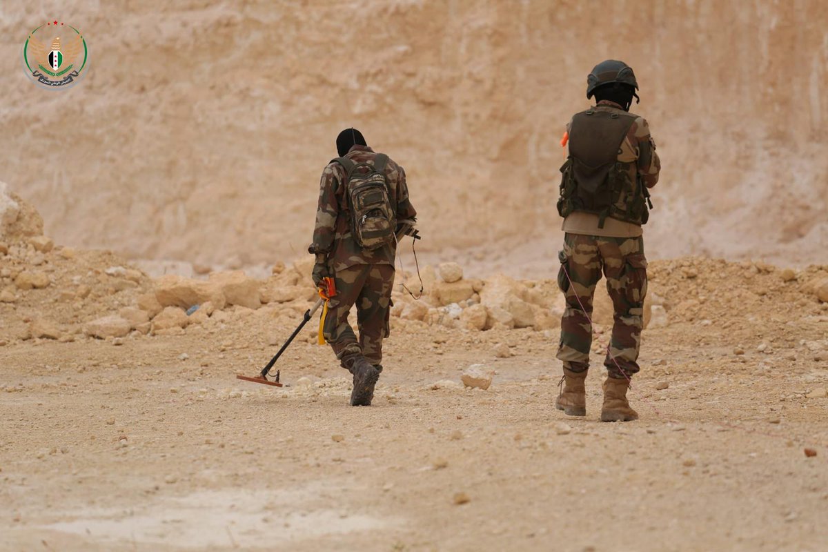 MfDefen's tweet photo. تدريبات تخصّصية يتلقاها مقاتلو وحدة الهندسة في الفرقة 35 في الفيلق الثالث على كيفية كشف الألغام في حال التقدم إلى مواقع العدو، وطريقة التعامل معها وإزالتها إن وجدت. 
وجرى تنفيذ مشروع تكتيكي للخطة الأمثل في التسلل إلى موقع العدو مع الحذر من الألغام والتعامل مع الكمائن وإسعاف الجرحى، إضافةً إلى التعامل بالألغام مع عربات العدو عند محاولتها الاقتحام أو التسلل نحو النقاط المتقدمة.

#وزارة_الدفاع
