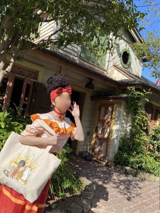 人生初!!Dハロ仮装した!!!お友達と ドロレス&amp;カミロ姉弟をやったよ!!!(アントニオもいるよ!!)荷物検査でキャストさんに「ご家族でいらしたんですね〜」と言っていただけたり、声をかけてもらったり、他のミラベル仮装者さんと一緒にお写真撮れたり……かけがえねぇ思い出だ…… 