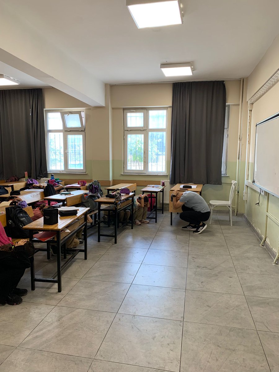 onboo2014's tweet photo. Okulumuzda   çök kapan tutun tatbikatı gerçekleştirildi.Tatbikatın sorunsuz bir şekilde yapılmasını sağlayan öğretmenlerimiz ve öğrencilerimize teşekkür ediyoruz.@istanbulilmem @esenyurtmem @CobanogluF @MucahitYentur @TayfunOzyolcu
@Suleymanozden33 https://t.co/6CEMCVODTY