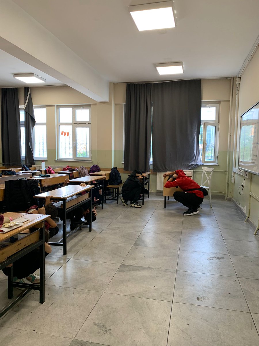 onboo2014's tweet photo. Okulumuzda   çök kapan tutun tatbikatı gerçekleştirildi.Tatbikatın sorunsuz bir şekilde yapılmasını sağlayan öğretmenlerimiz ve öğrencilerimize teşekkür ediyoruz.@istanbulilmem @esenyurtmem @CobanogluF @MucahitYentur @TayfunOzyolcu
@Suleymanozden33 https://t.co/6CEMCVODTY