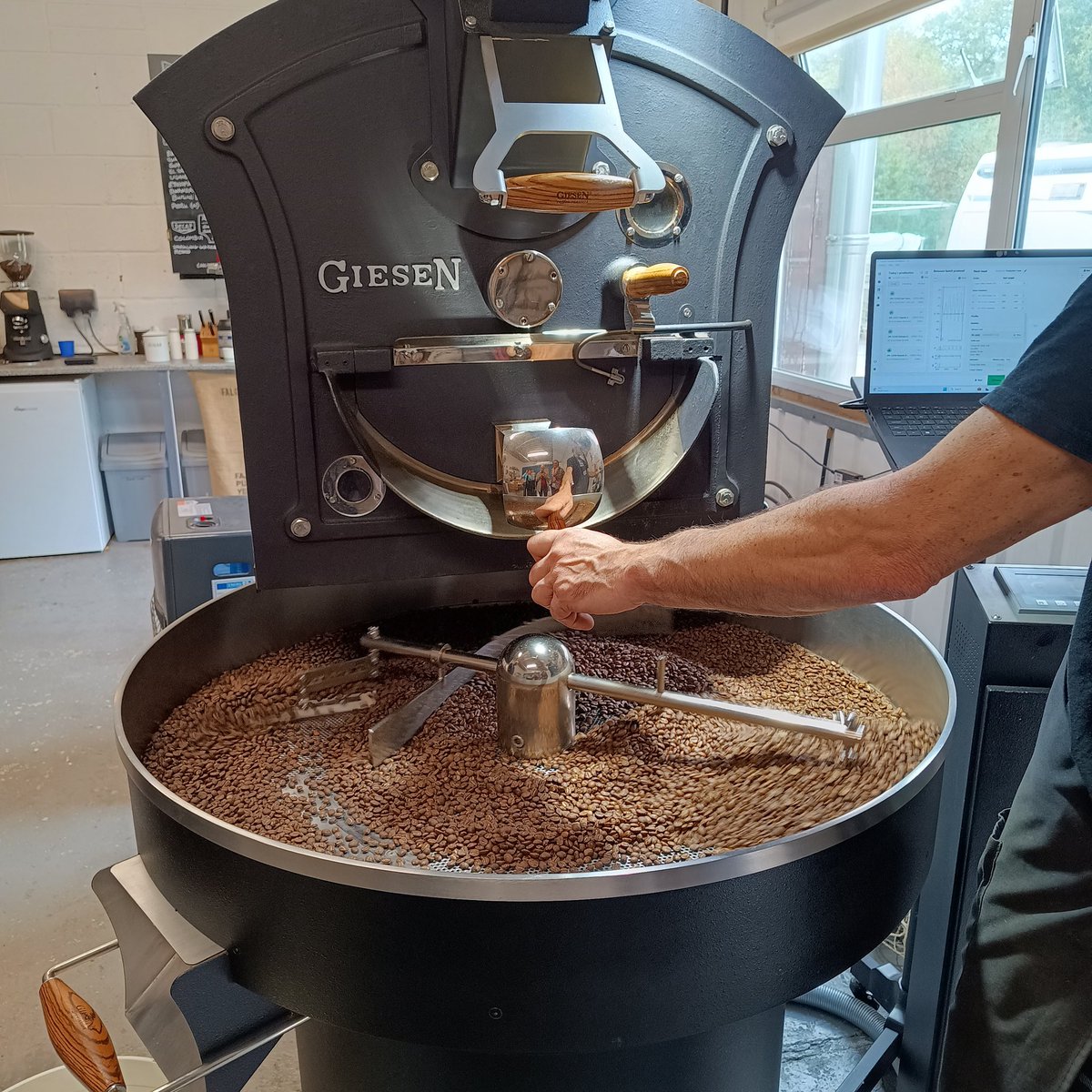 TunWellsFoodie's tweet photo. It was great to to visit @BeanSmitten on their open day, see their coffee being roasted, taste a few of the coffees and enjoy a flat white with a piece of cake.
#beansmitten #coffee #flatwhite #coffeeroaster #artisancoffee https://t.co/yKIXQI8KTf