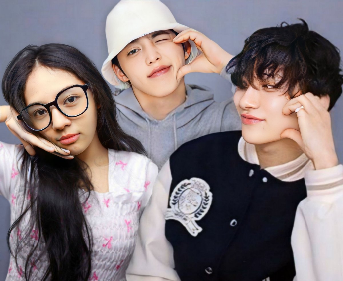 Kwashong's tweet photo. 🫎  : Han, Photobooth yuk?
🙋‍♀ : AYOO 
🍒 : Ikut...
🙋‍♀ : Aa ih, katanya gk mau ngerecokin
🍒 : Pelit 

A few moments later

🍒 : Eh eh pada gaya gini dong *heart cheeks*
🫎 : *Nurut, natap aku*
🍒  : Kamu mah gak kompak, Han

#Joshua #Scoups #CaratSelcaDay #CSD @pledis_17 https://t.co/xeUQuJvg9C