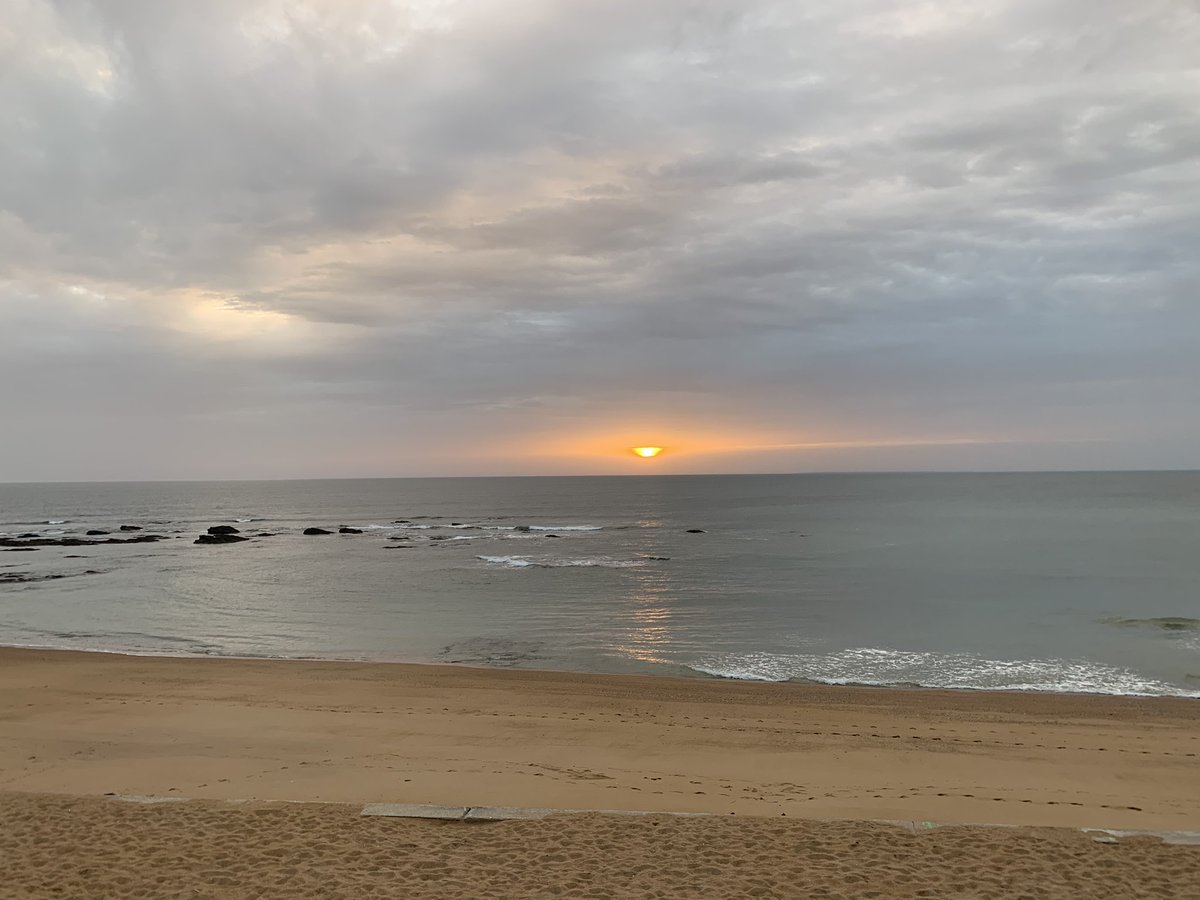 Retour au Bord de l'eau pour finir un livre à paraître chez l'éditeur du même nom. Ça aurait dû être une simple réédition, et puis, on cause, on cause... C'est finalement un nouveau livre... On va dire que je reste là tant que je l'ai pas fini, d'accord ?