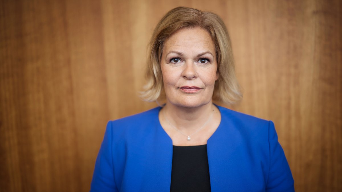 Von der #Ampel ans Messer geliefert: Innenausschuss beschließt #Waffengesetz-Änderungen. Das #Sicherheitspaket von <a href="/NancyFaeser/">Nancy Faeser</a> ist Augenwischerei. Ampelparteien verspielen Vertrauen von 2 Millionen legalen Waffenbesitzern. go.jagdverband.de/tmpn8