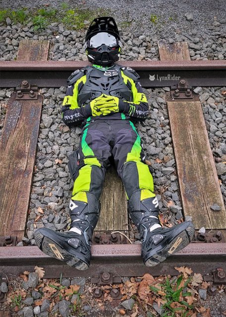 LynxRiderFR's tweet photo. 12/10/2024 - Still waiting for the train... 😂
📷 Photo credit : @RubbikerD
#gear #gearfun #fetish #fetishlife #fetishphoto #fetishphotography #bikerboy #bikers #foxracing https://t.co/nO2oZLeI0t