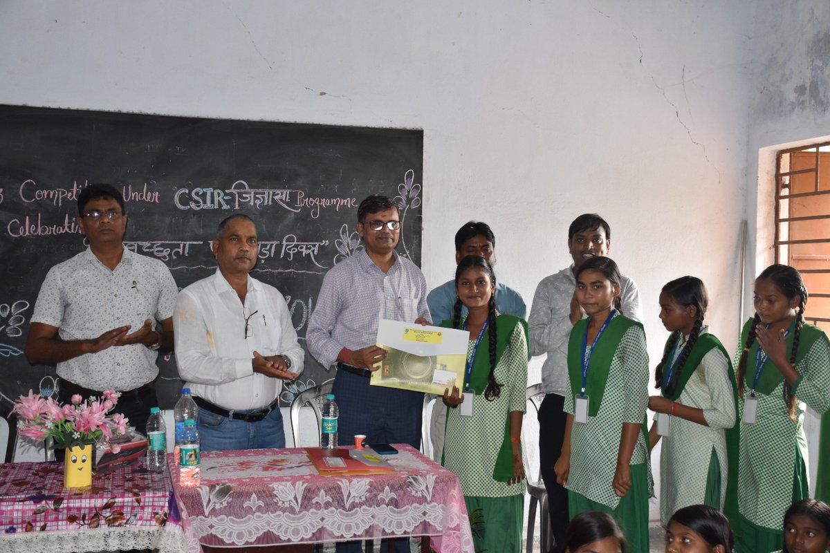 CIMFR_CSIR's tweet photo. CSIR-CIMFR organized a " Quiz competition" at Utkramit Uchh Vidyalaya, Kashiyatand, promoting cleanliness and hygiene among 102 students as part of the ongoing "Swachhta Hi Sewa" campaign, conducted by the CSIR-CIMFR Jigyasa Group.
#SwachhtaHiSewa #CSIRCIMFR #Jigyasa #CleanIndia https://t.co/k8s6QLxkoJ