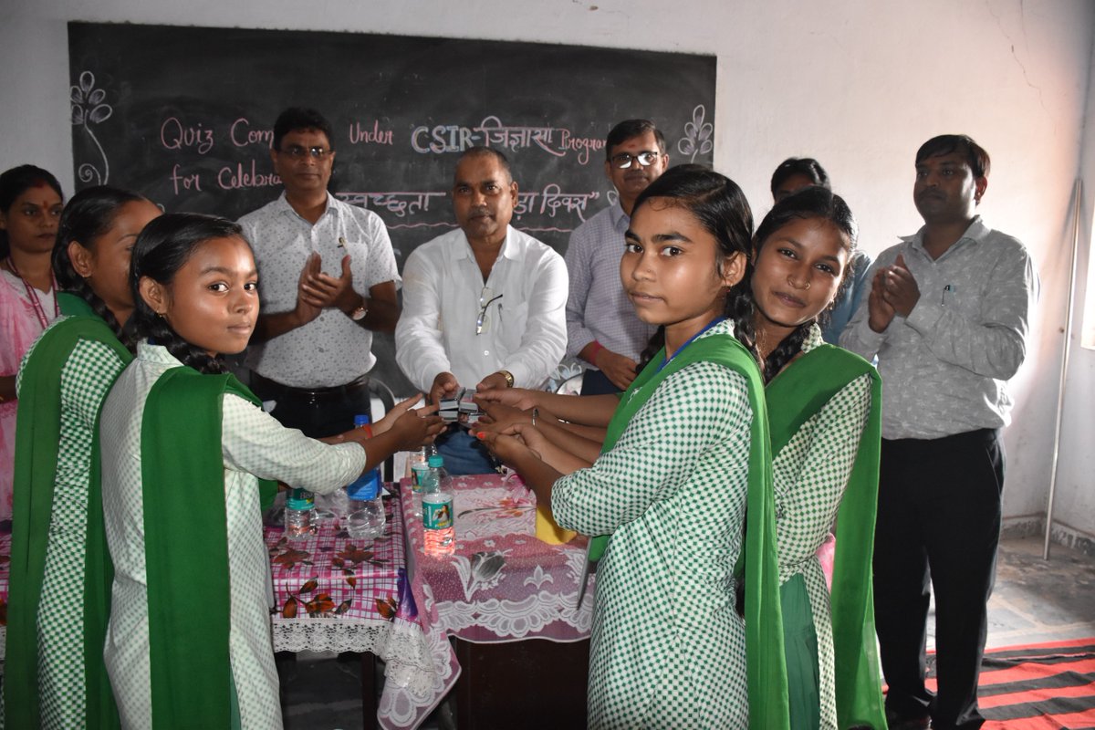 CIMFR_CSIR's tweet photo. CSIR-CIMFR organized a " Quiz competition" at Utkramit Uchh Vidyalaya, Kashiyatand, promoting cleanliness and hygiene among 102 students as part of the ongoing "Swachhta Hi Sewa" campaign, conducted by the CSIR-CIMFR Jigyasa Group.
#SwachhtaHiSewa #CSIRCIMFR #Jigyasa #CleanIndia https://t.co/k8s6QLxkoJ